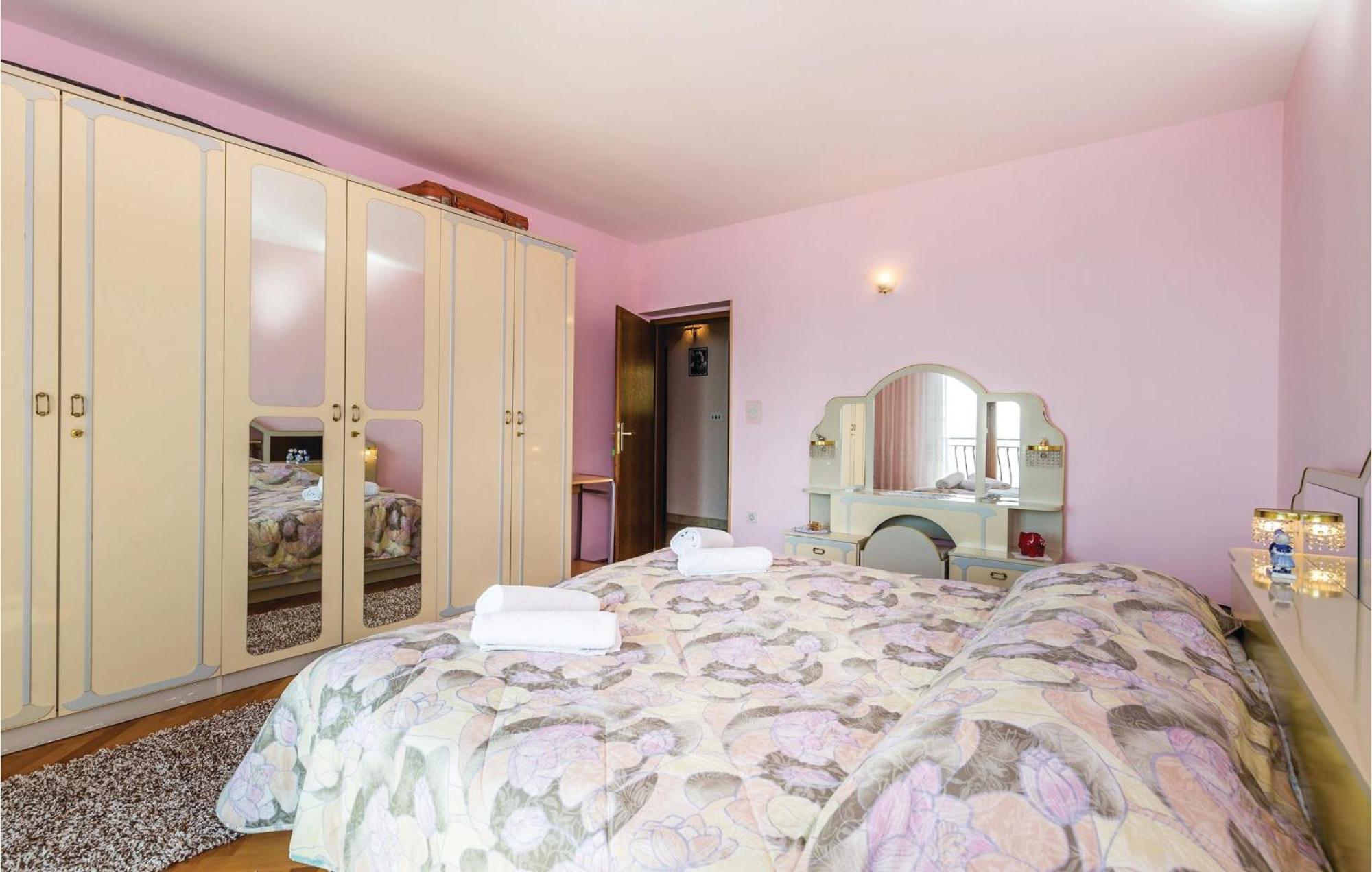 2 Bedroom Lovely Apartment In Lovran Exterior foto